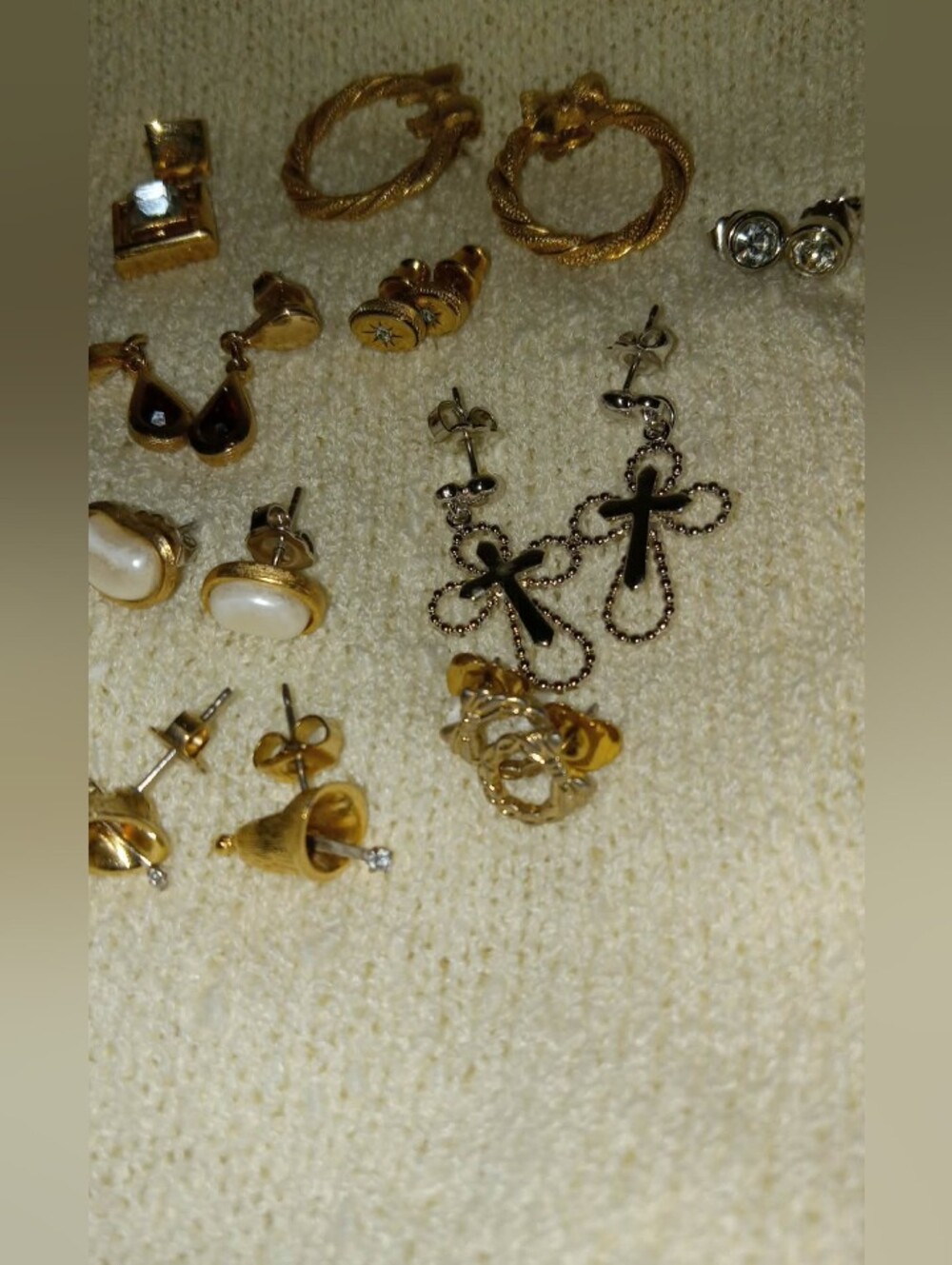 Lot Of 18 Pairs Avon Earrings Pierces - Picture 3 of 4